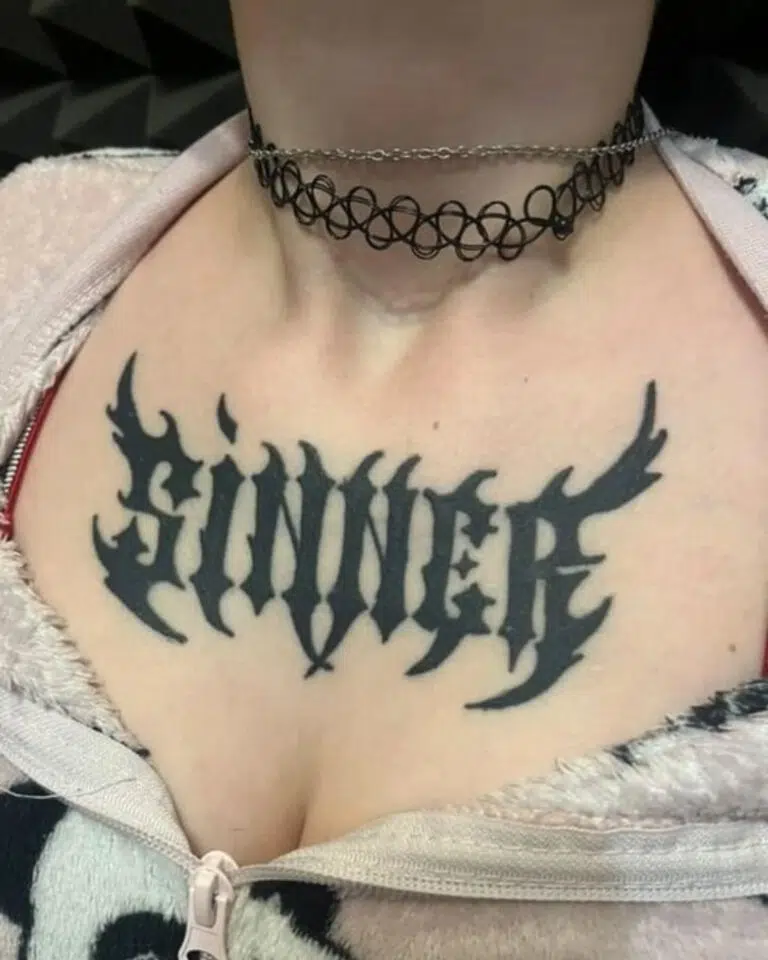 Tetování nápis na hrudníku