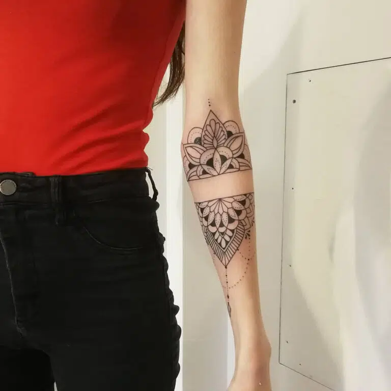 Tetování mandala na předloktí
