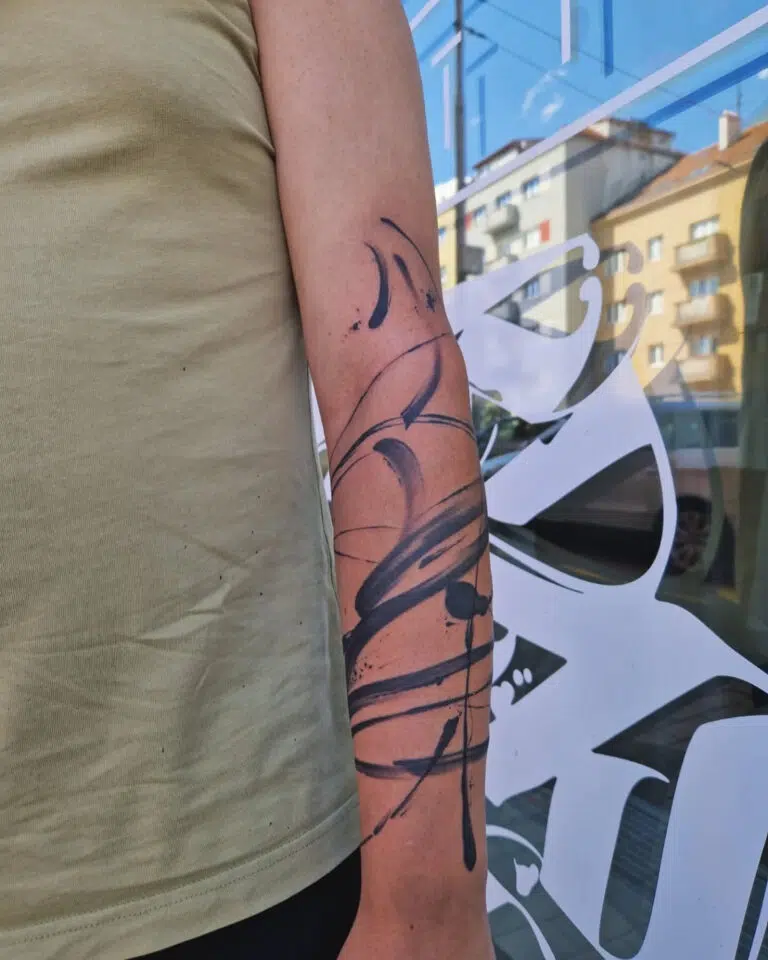 Tetování čáry na předloktí