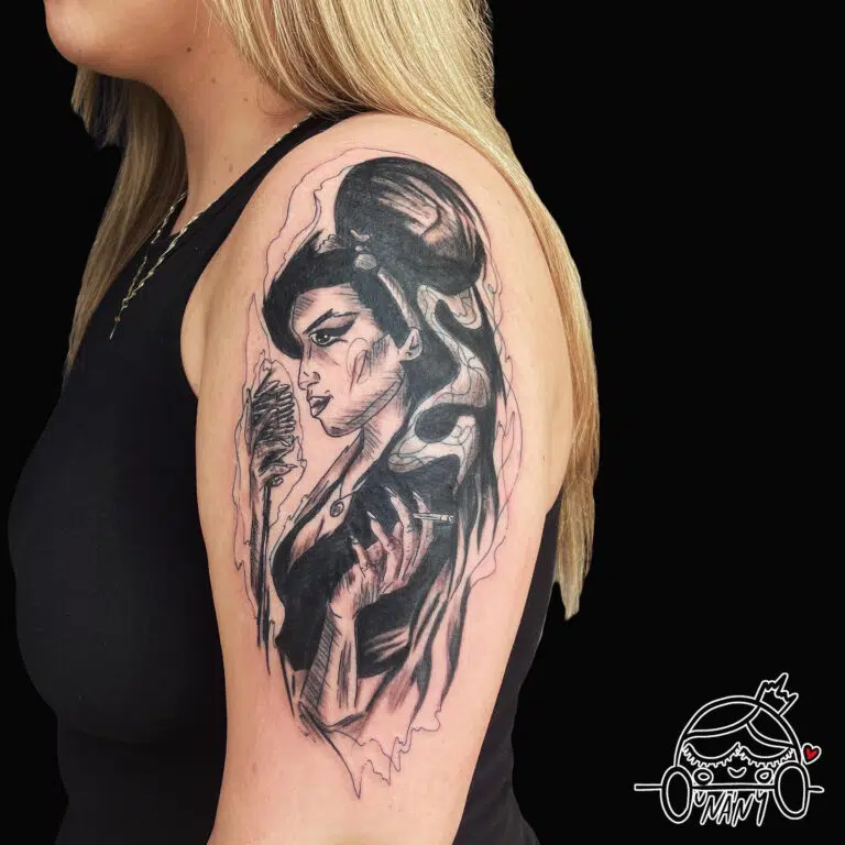 Tetování osobnost Amy Winehouse na rameno