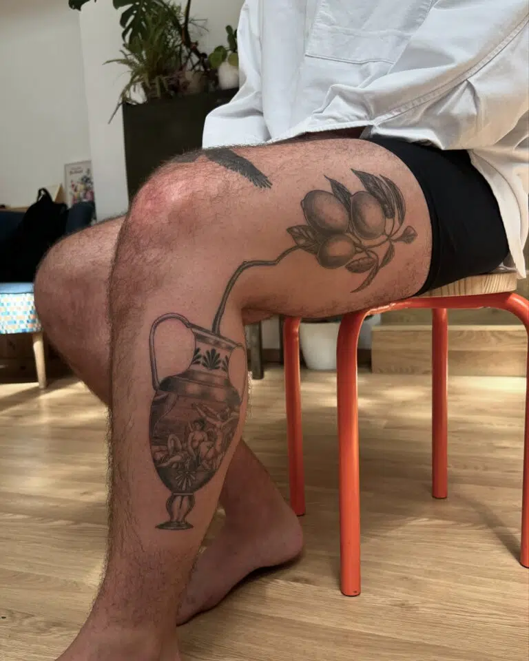 Tetování předměty, váza symboly zdraví na noze