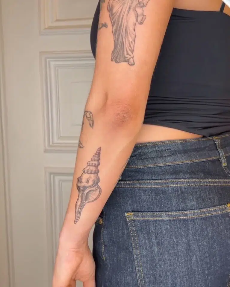 Tetování mořský symbol, předmět, mušle na předloktí