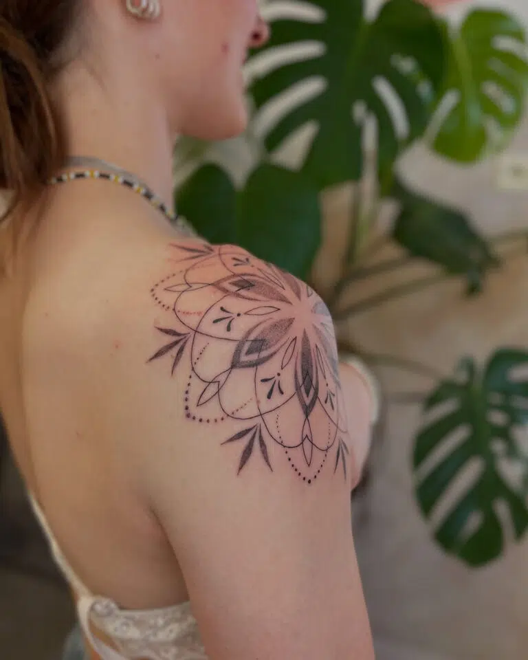 Tetování mandala na rameni