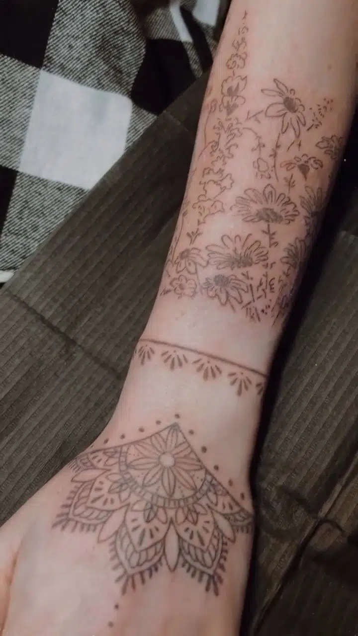 Tetování mandala a květiny na ruku