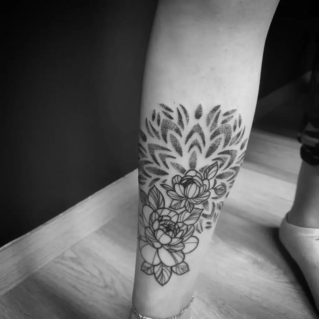 Tetování mandala s květinou na holeni