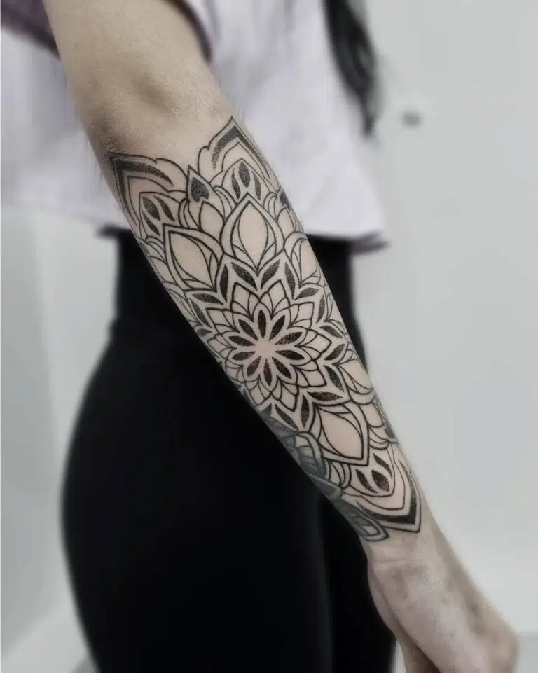 Tetování mandala na předloktí