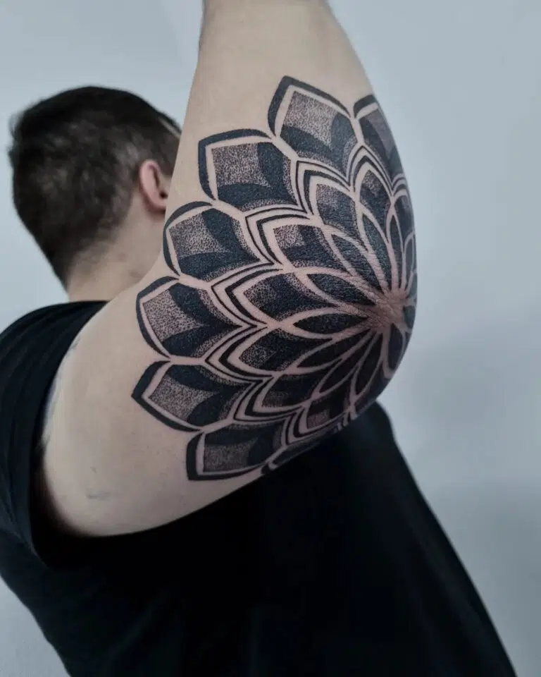 Tetování mandala na loket