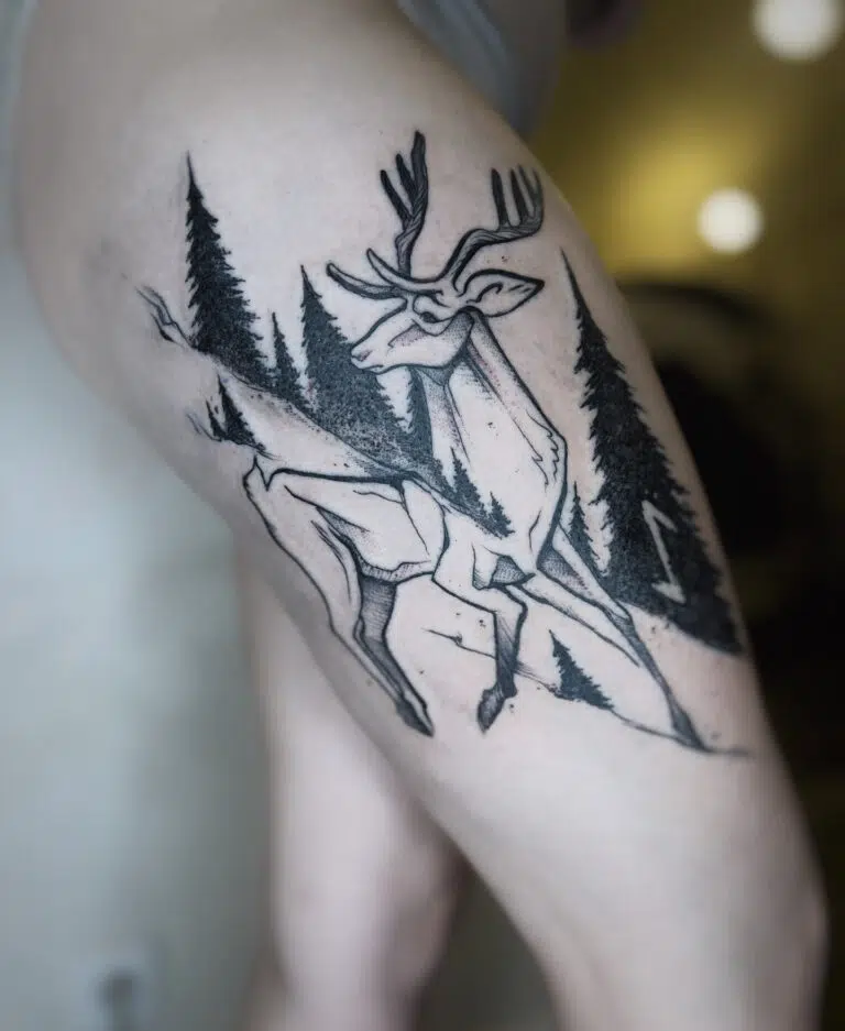 Tetování zvíře, jelen na boku stehna