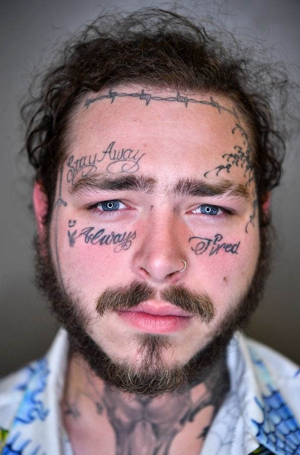 Post Malone s obličejovým tetováním.