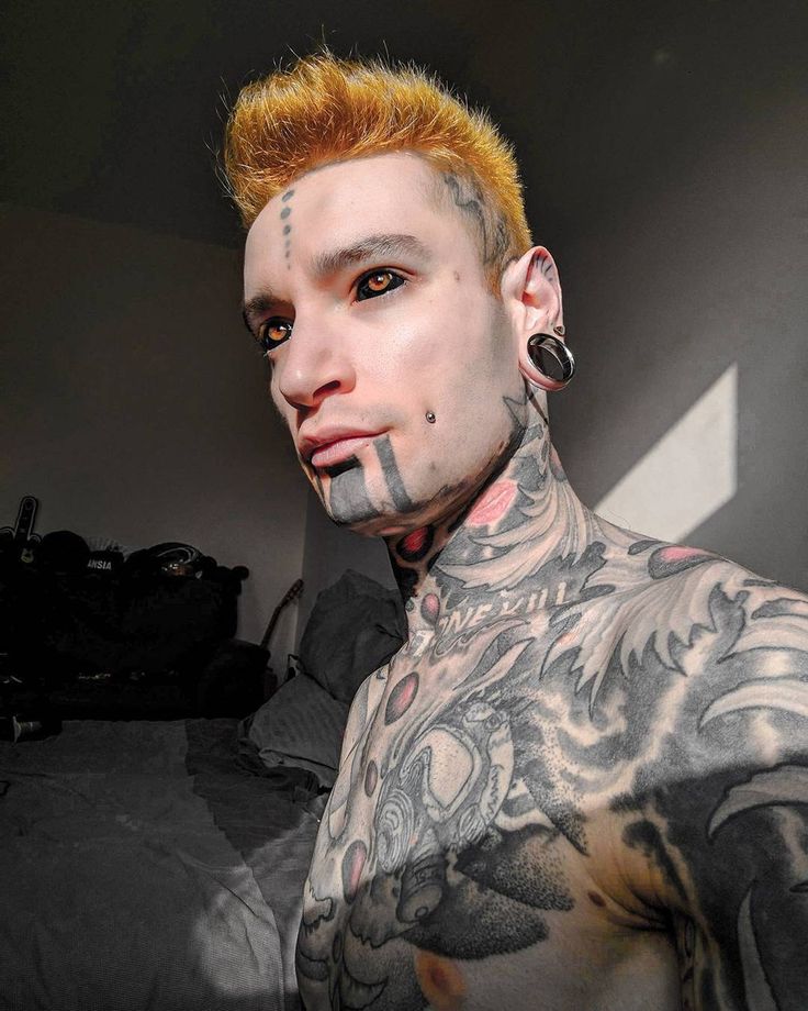 Muž s tetováním očí.