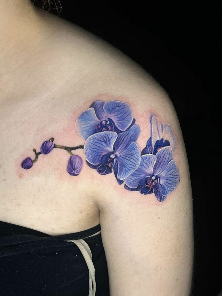 Modrá orchidej na rameni.