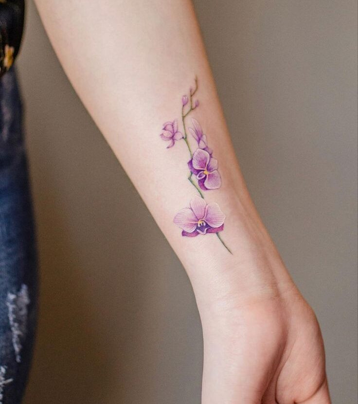 Realistická růžovo fialová orchidej.