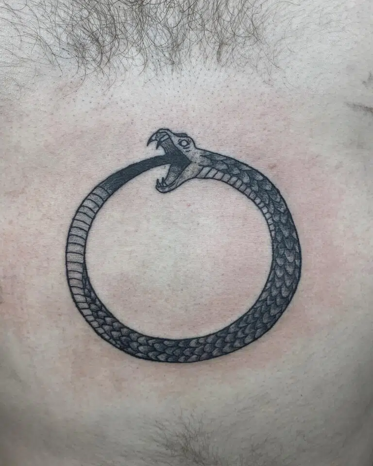 Tetování symbol Uroboros na hrudník