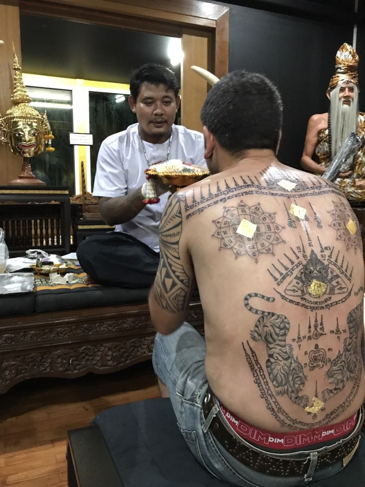 Rituál spojený s tetováním Sak Yant.