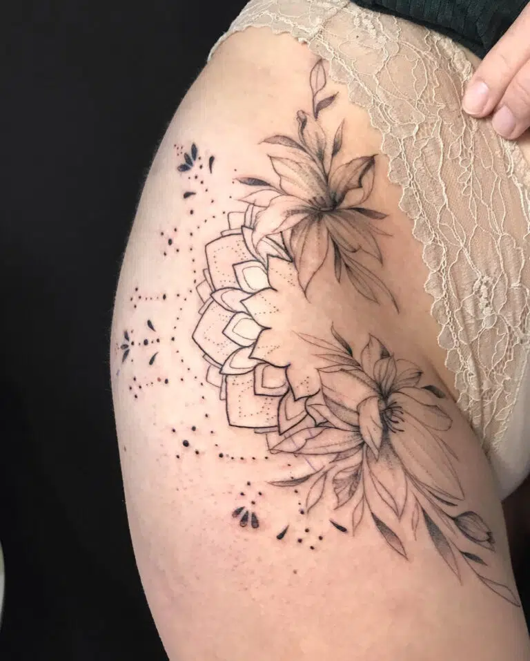 Tetování květiny a mandala na bok stehna