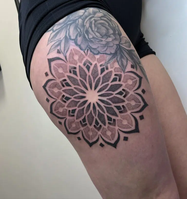 Tetování mandala na bok stehna