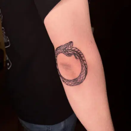 Tetování znaky a symboly, Uroboros na loket