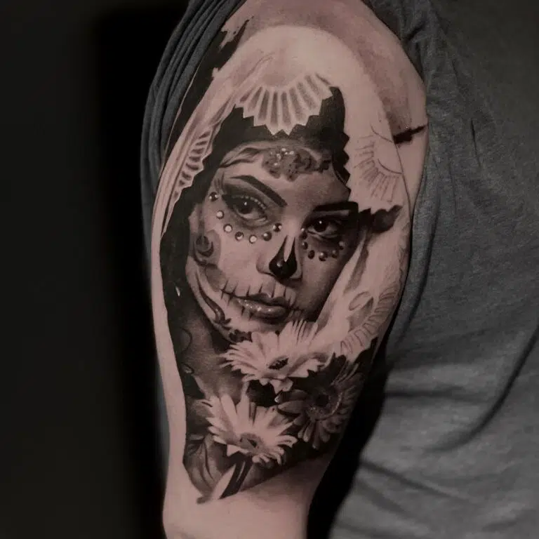 Tetování žena muerte, květiny na rameno