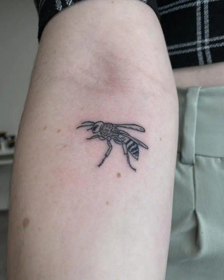 Tetování zvíře, vosa na předloktí