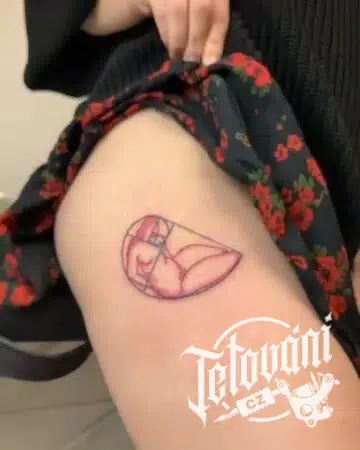 Tetování žena na boku stehna