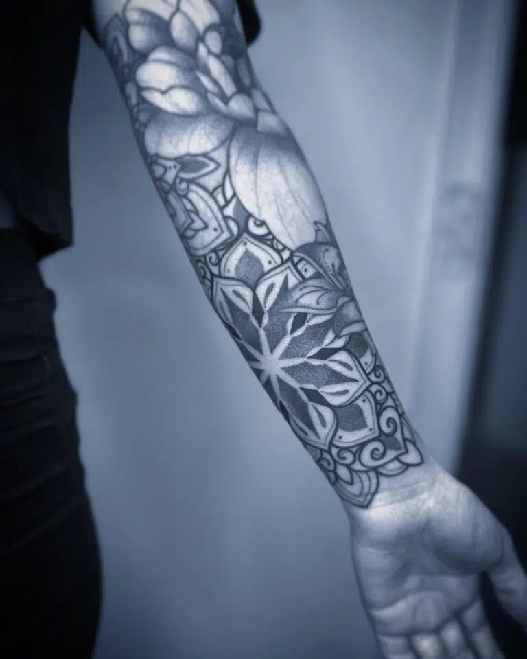 Tetování mandala na předloktí