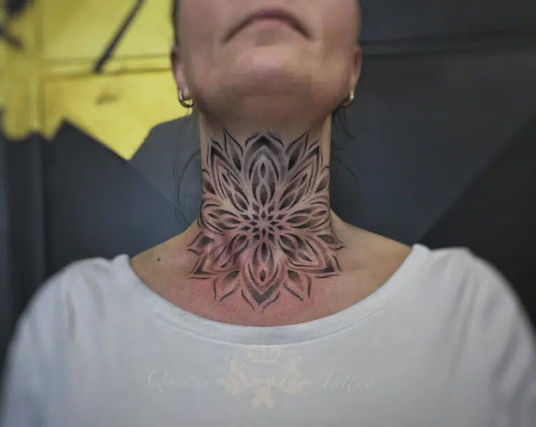 Tetování mandala na krku