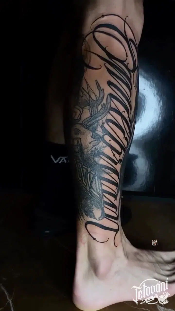 Tetování nápisy na noze