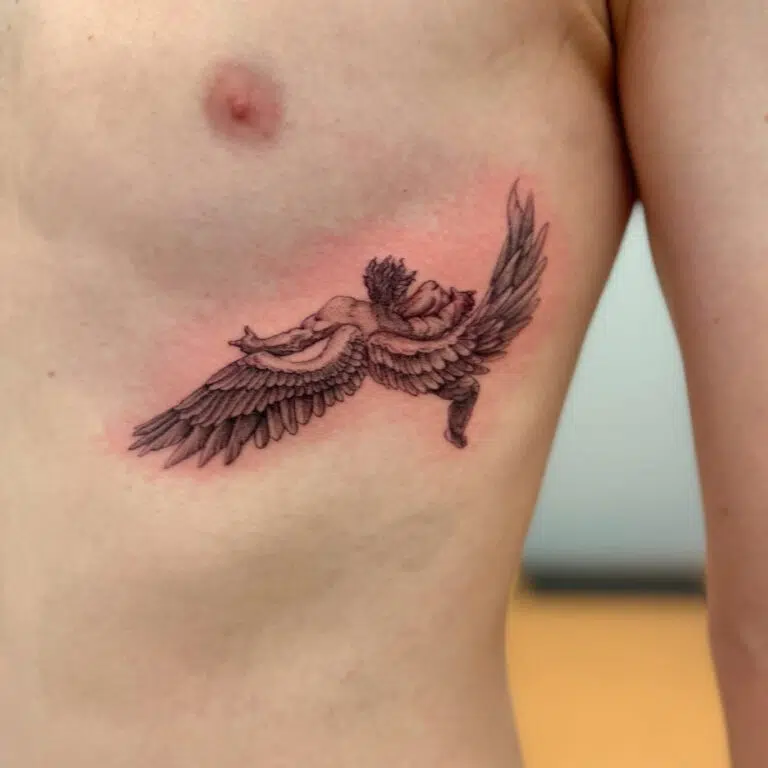 Tetování padlý anděl na žebrech