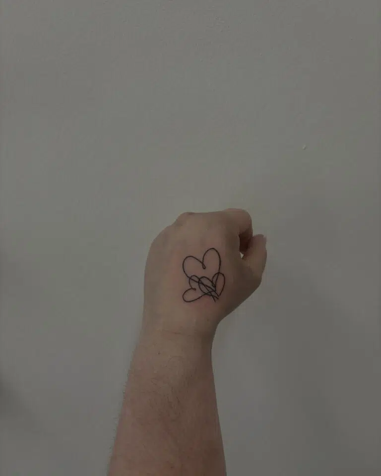 Tetování srdce na hřbetu ruky