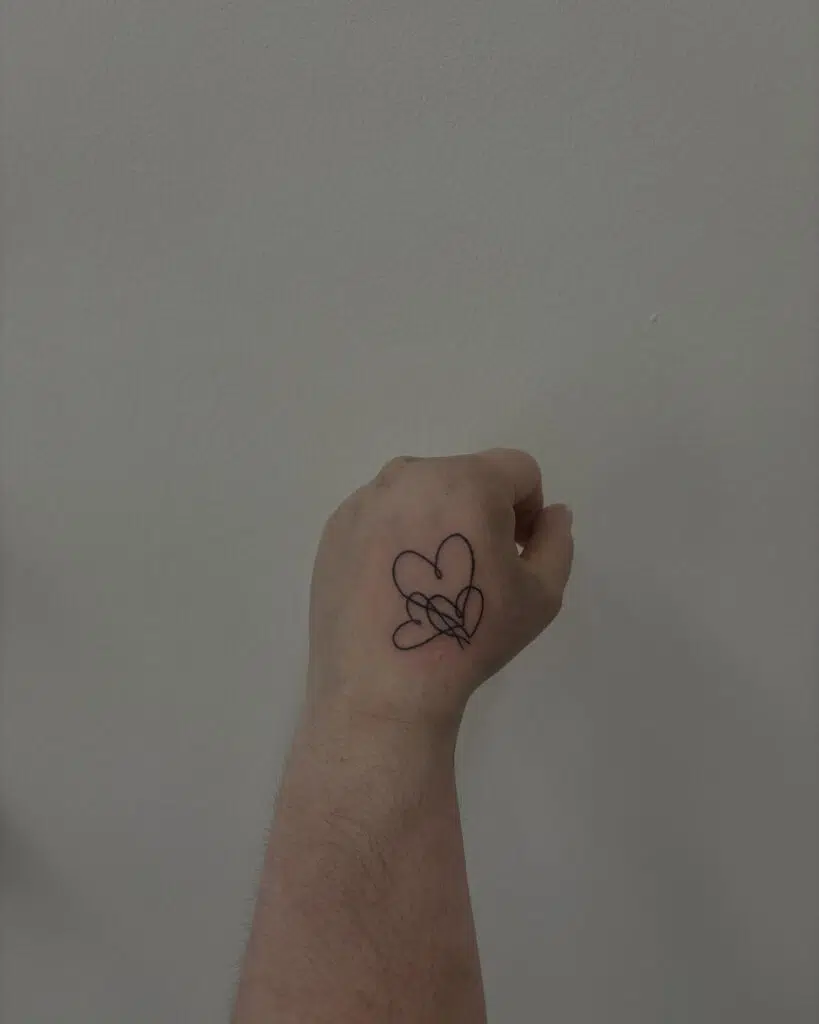 Tetování srdce na hřbetu ruky