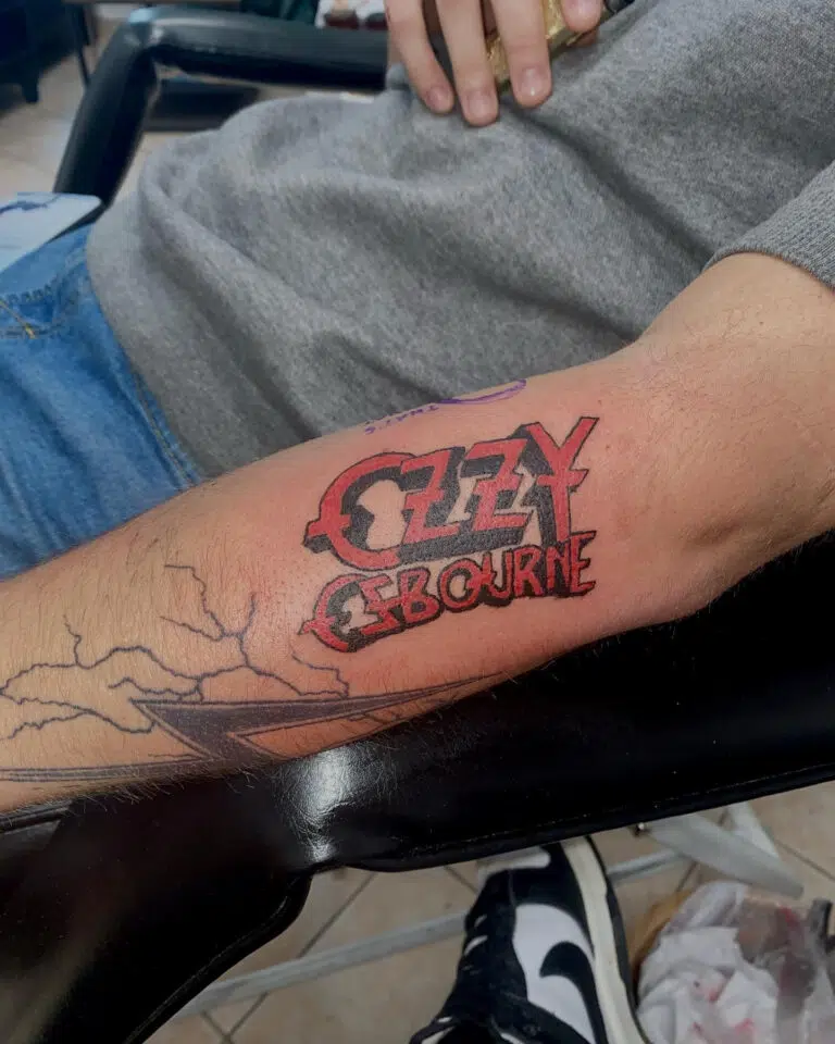 Tetování nápis, jméno na předloktí