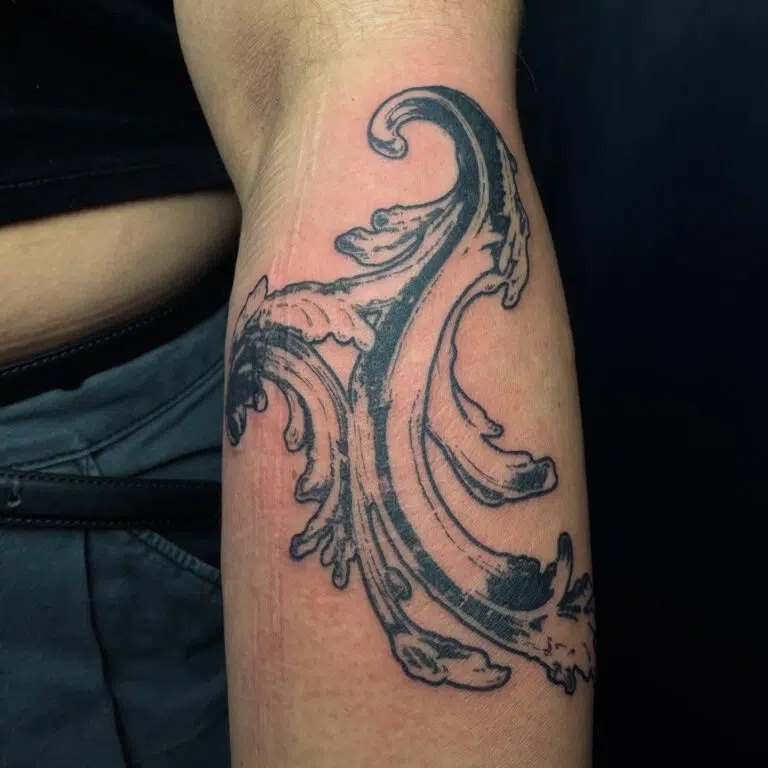 Tetování ornamenty na předloktí