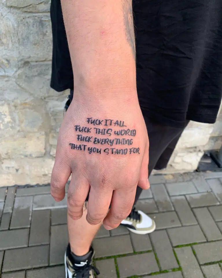 Tetování nápisy na hřbetu ruky