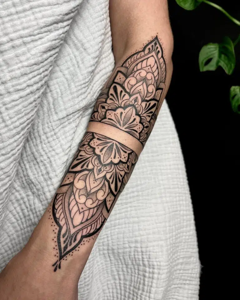 Tetování květiny a mandala na předloktí