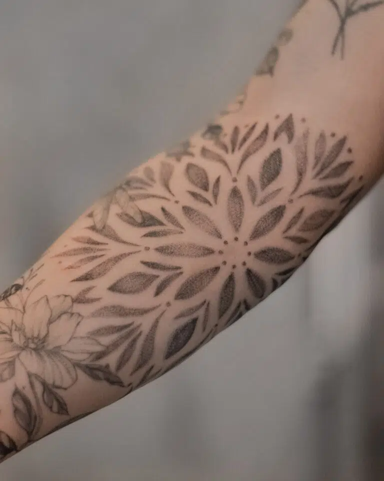 Tetování mandala na předloktí