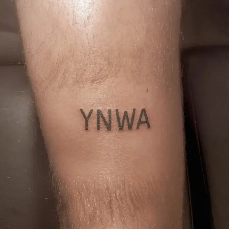 Tetování nápis, písmena na lýtku