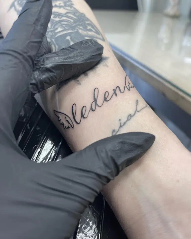 Tetování nápis na předloktí