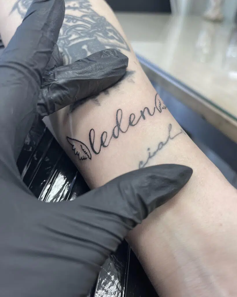 Tetování nápis na předloktí