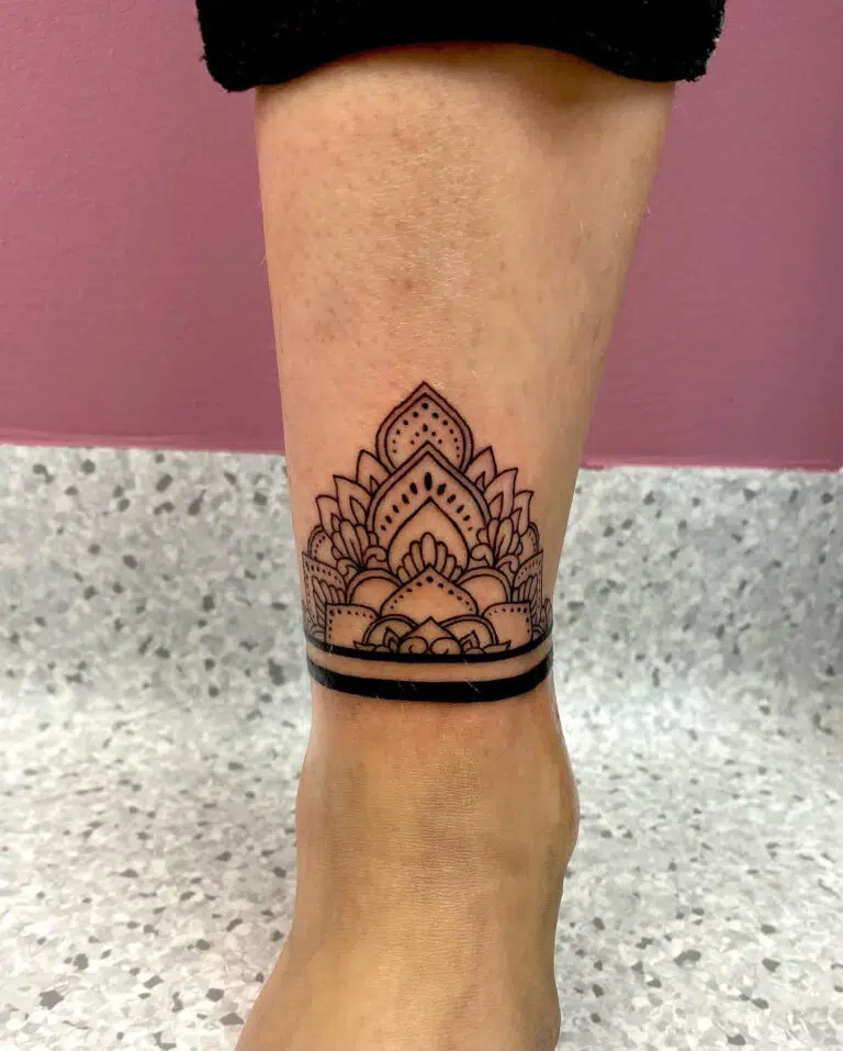 Tetování mandala nad kotníkem