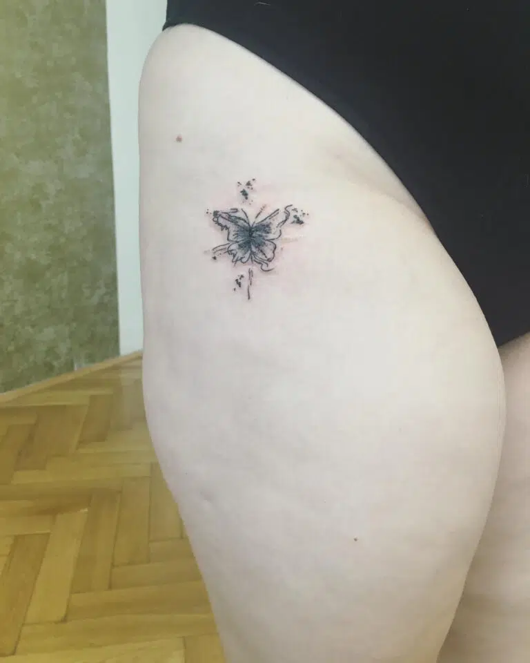 Tetování zvíře, motýlek na boku stehna