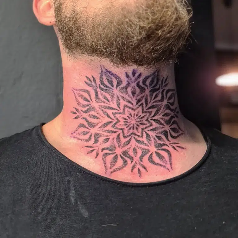 Tetování mandala na krku