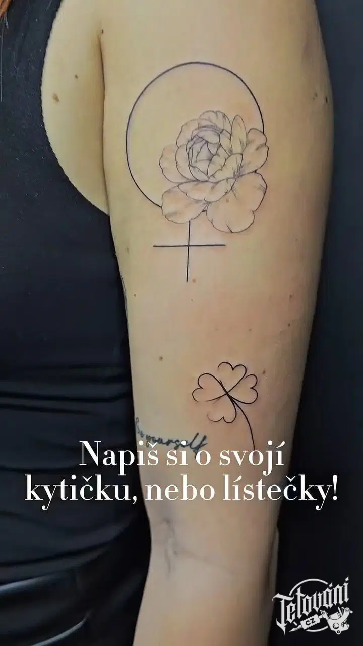 Tetování květiny na ruce