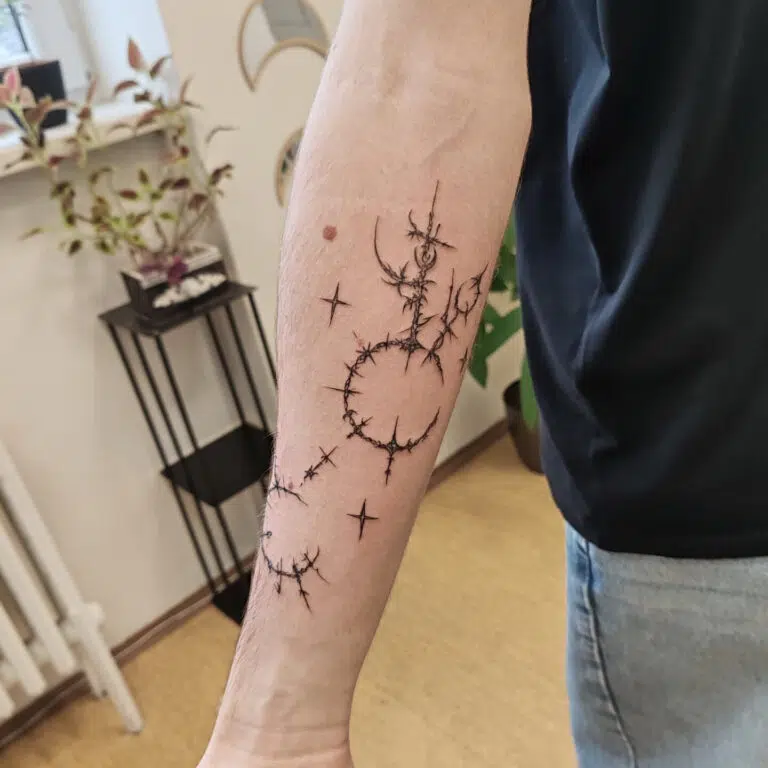 Tetování ornamenty na předloktí
