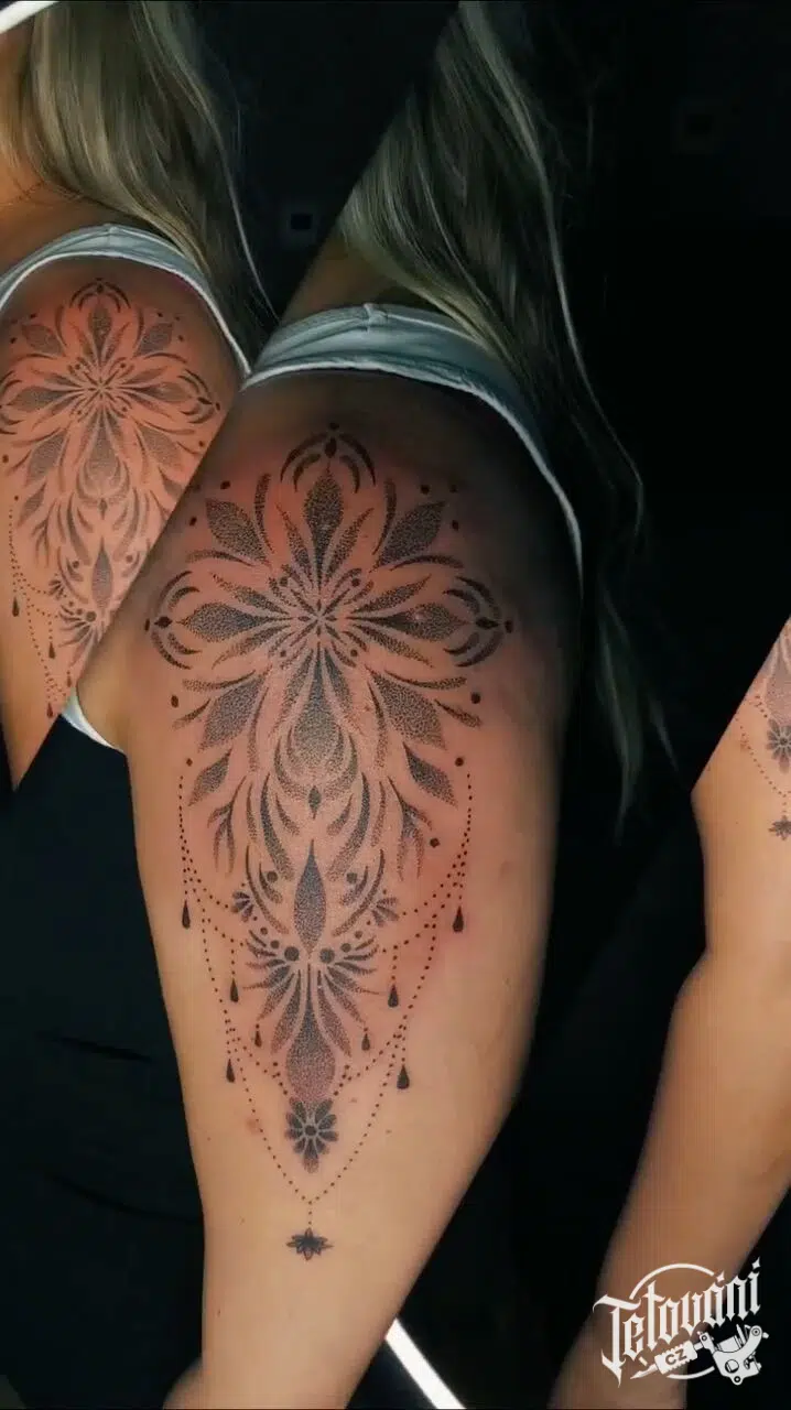 Tetování mandala na rameni