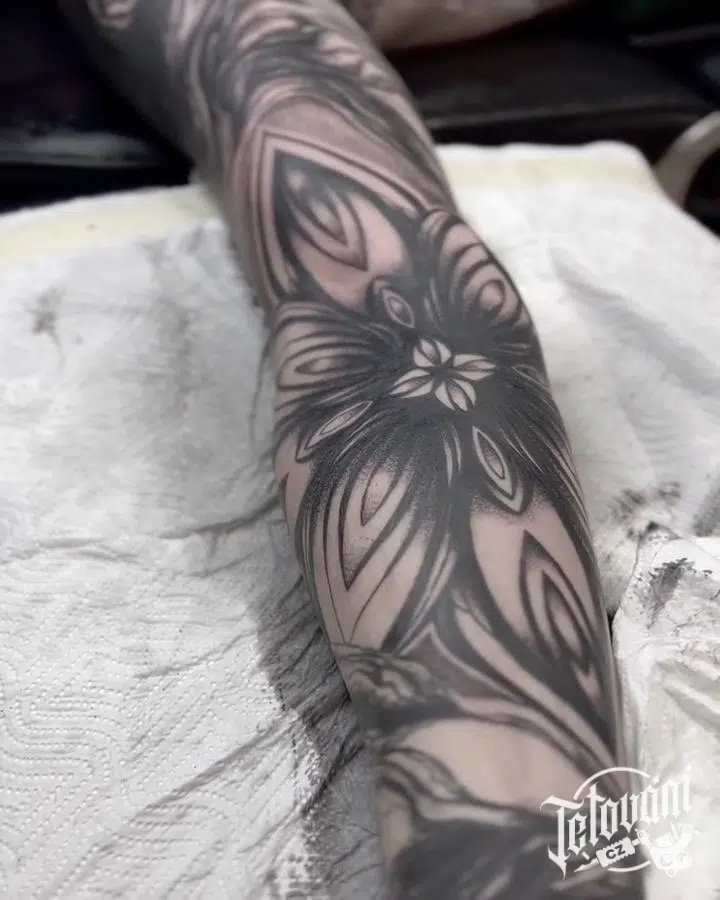 Tetování mandala na předloktí