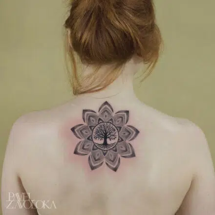 Tetování mandala, strom života mezi lopatkami