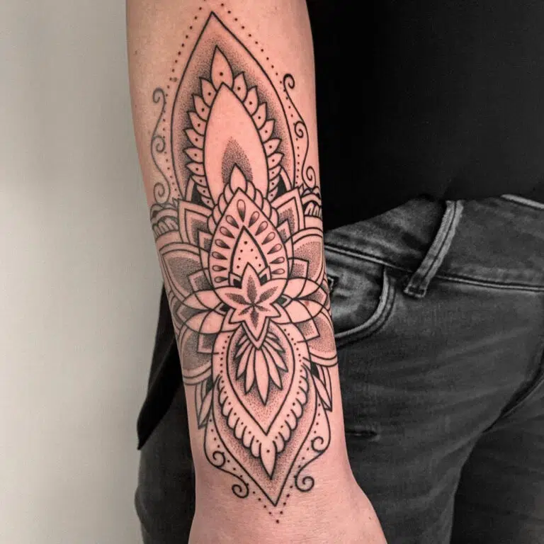 Tetování mandala na předloktí