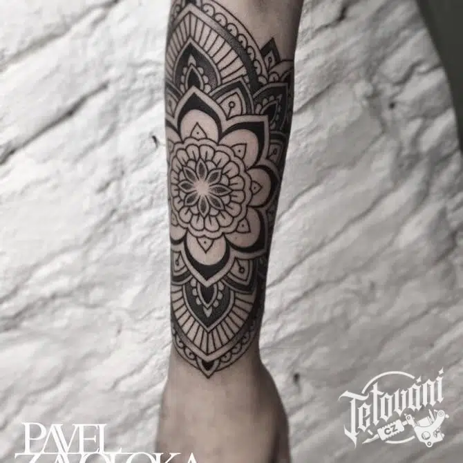 Tetování mandala na předloktí