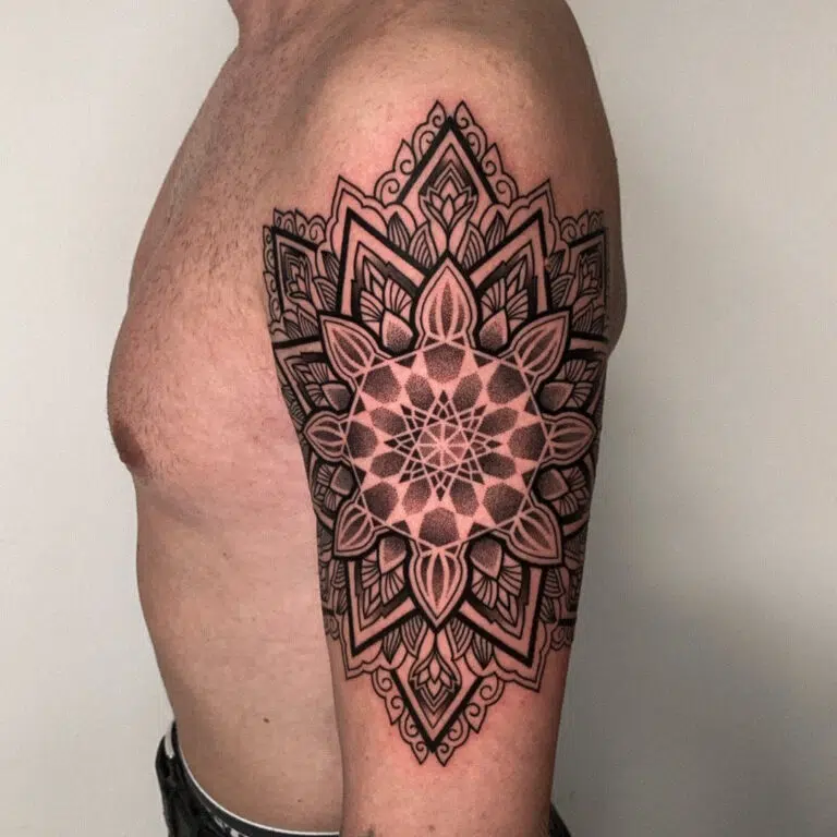 Tetování mandala na rameni