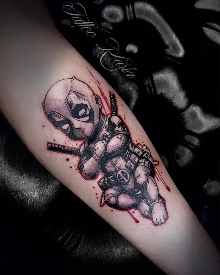 Tetování postavička malý Deadpool na předloktí